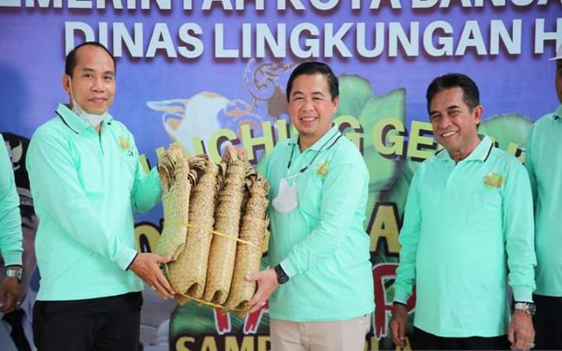 title Unik, Daging Kurban untuk Warga Banjarmasin Dibungkus Tas Anyaman Unik, Daging Kurban untuk Warga Banjarmasin Dibungkus Tas Anyaman