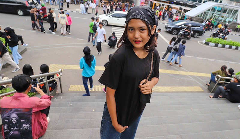 Begini Gaya Anak Citayam Adu Fashion saat Nongkrong di Taman Stasiun Dukuh Atas - Bagian 6