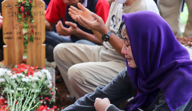 Isak Tangis Keluarga Iringi Pemakaman Pelawak Rini S Bon Bon - Bagian 3