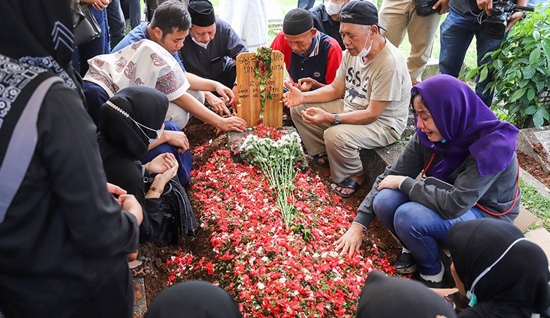Isak Tangis Keluarga Iringi Pemakaman Pelawak Rini S Bon Bon - Bagian 1