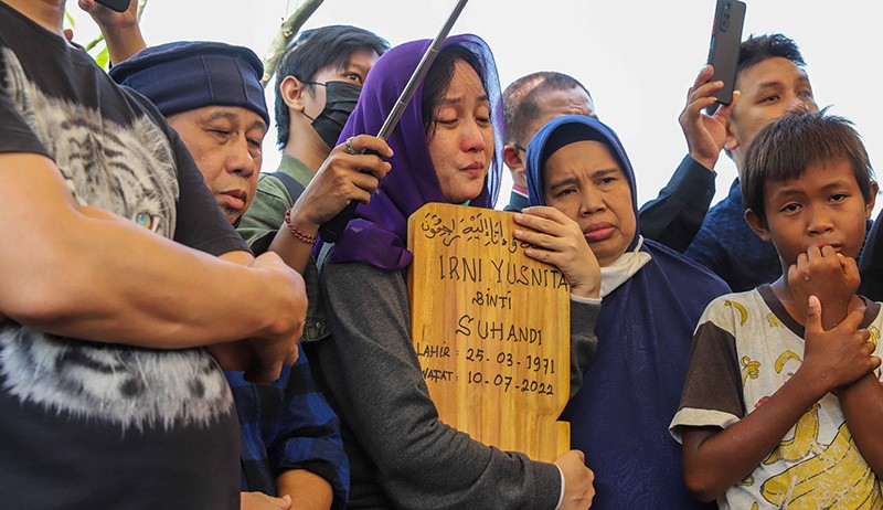 Isak Tangis Keluarga Iringi Pemakaman Pelawak Rini S Bon Bon - Bagian 4