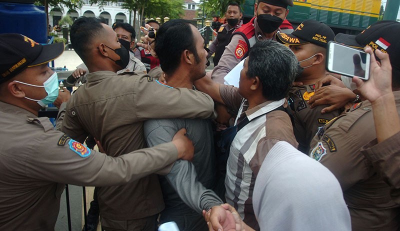 Puluhan PKL Unjuk Rasa karena Dilarang Berjualan di Atas Trotoar - Bagian 1