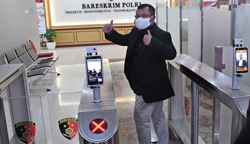 Diperiksa soal Dugaan Aliran Dana ke Al-Qaeda, Mantan Presiden ACT Acungkan 2 Jempol - Bagian 1