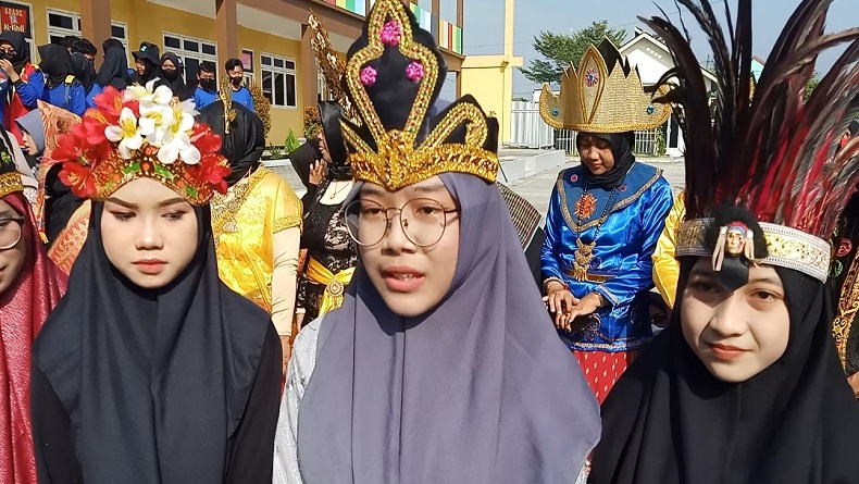 Hari Pertama Tahun Ajaran Baru, Siswa Sekolah di Sragen Ini Kenakan Pakaian Adat