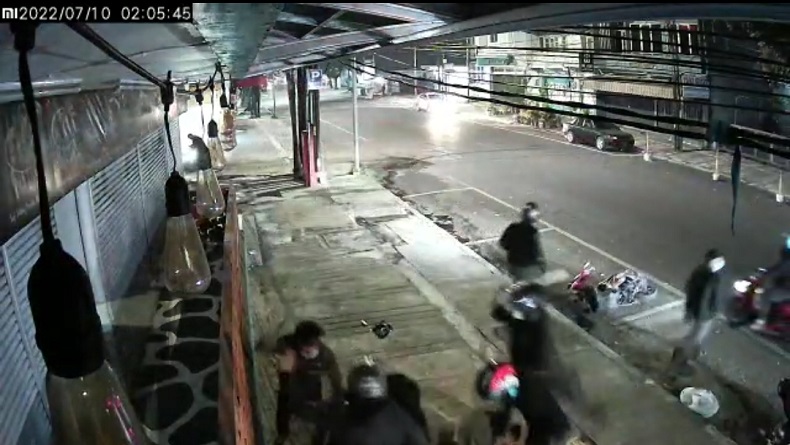 Heboh, Gerombolan Bermotor Serang Pemuda Nongkrong di Lengkong Bandung