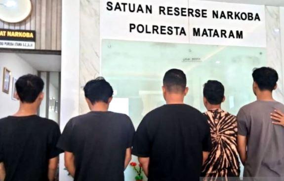 Simpan 1 Kg Ganja dalam Gitar, Personel Band di Mataram Ditangkap