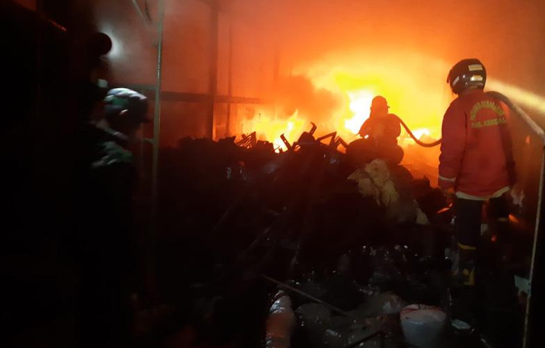 Kebakaran Landa Swalayan di Kendal, 1 Pekerja Tewas Terjebak Kobaran Api