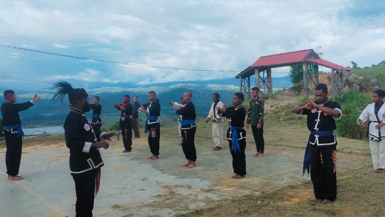 TNI Ajarkan Pemuda di Papua Seni Bela Diri Pencak Silat Kera Sakti