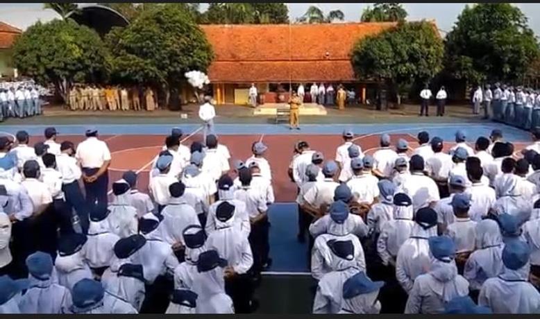 Mantan Anggota Kopassus Ini Gembleng Ratusan Siswa Baru SMA Negeri di Kendal  