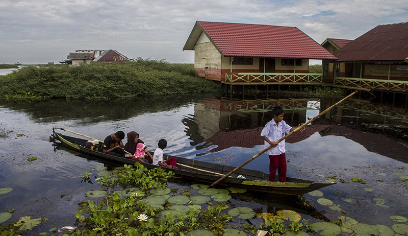 Potret Sekolah di Tengah Rawa, Murid dan Guru Naik Perahu saat Masuk Kelas  - Bagian 1