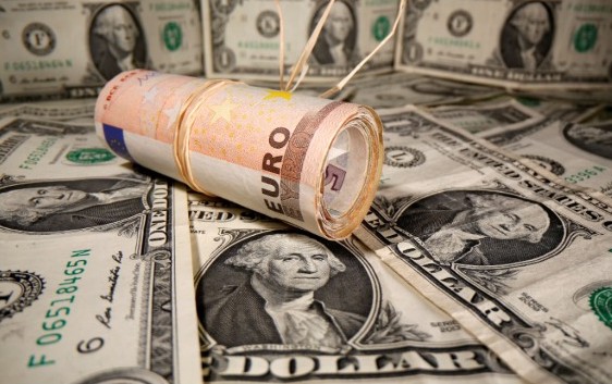 Nilai Euro Jatuh di Bawah Dolar AS untuk Pertama Kali dalam 20 Tahun