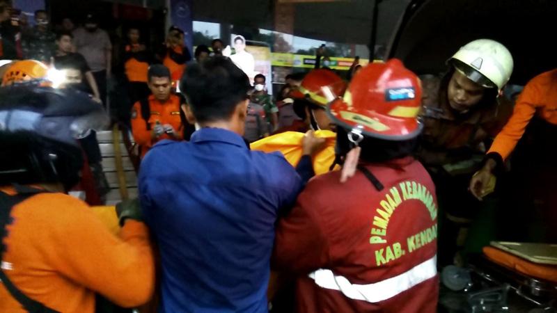 Dramatis, Petugas Evakuasi Korban Tewas Kebakaran Swalayan di Kendal