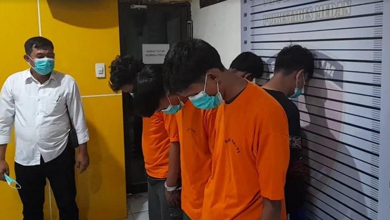 title Lima Anggota Geng Motor Serang Emak-Emak Ditangkap, Lima Lainnya Diburu Lima Anggota Geng Motor Serang Emak-Emak Ditangkap, Lima Lainnya Diburu