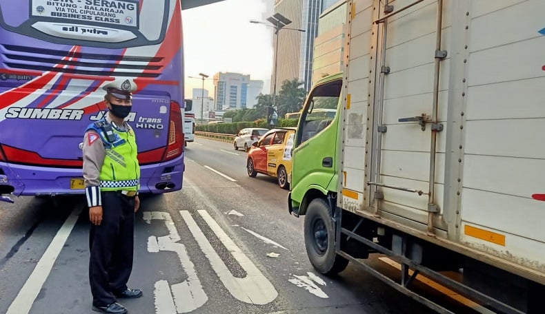 Anggota PM Paspampres Dan Ditlantas Polda Metro Jaya Kecelakaan Di Tol ...