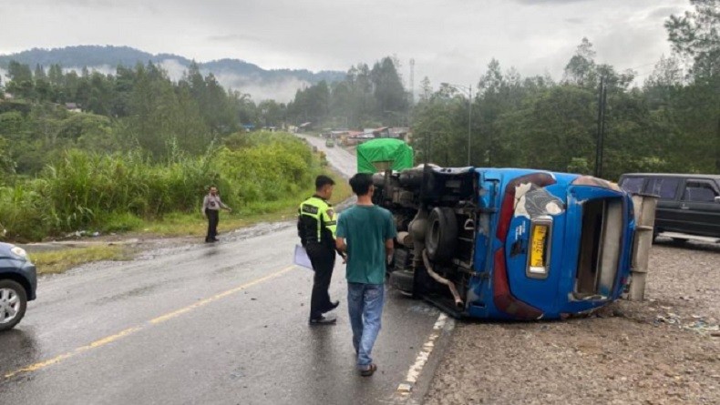 Bus Terbalik di Jalan Lintas Solok-Padang, Delapan Orang Terluka