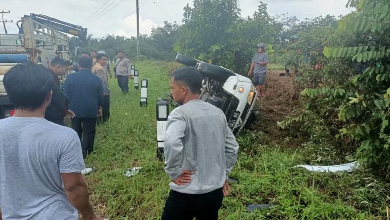 Pecah Ban, Mobil Rombongan DPRD Kota Pangkalpinang Terguling di Ruas Jalan Ranggas