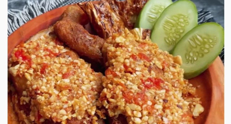 Cara Membuat Ayam Penyet Enak Ala Pak Gembus Lengkap Dengan Sambal