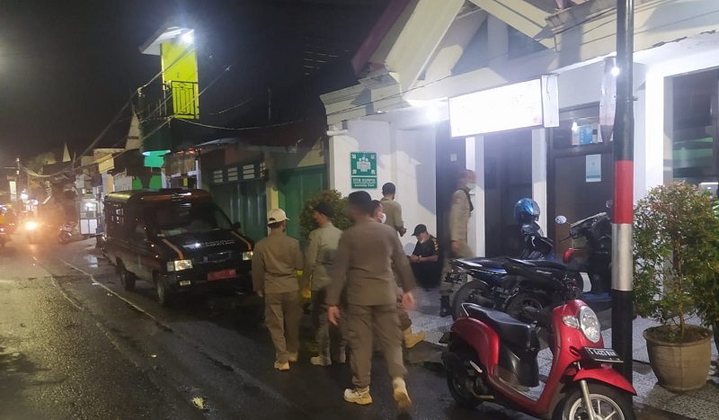 title Curiga Prostitusi Terselubung, Petugas Data Ulang Penghuni Kos di Eks Lokalisasi Moroseneng Curiga Prostitusi Terselubung, Petugas Data Ulang Penghuni Kos di Eks Lokalisasi Moroseneng