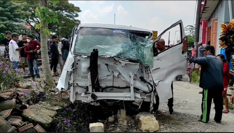 Mobil Pikap di Lamongan Hancur Ditabrak Kereta Api, Sopir Hanya Luka 