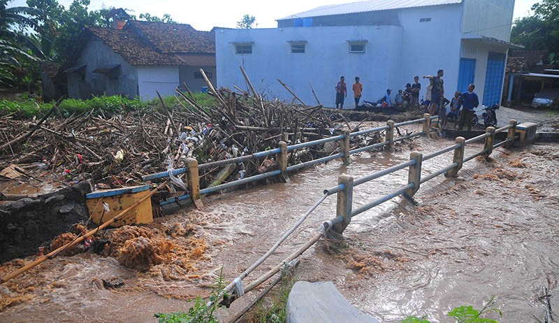 Sampah Menyumbat Aliran Sungai Dawe di Kudus, 500 Rumah Kebanjiran - Bagian 1