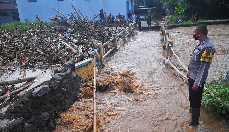 Sampah Menyumbat Aliran Sungai Dawe di Kudus, 500 Rumah Kebanjiran - Bagian 3