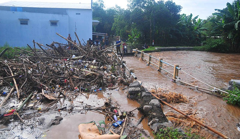 Sampah Menyumbat Aliran Sungai Dawe di Kudus, 500 Rumah Kebanjiran - Bagian 2