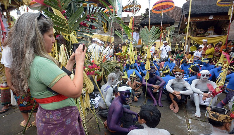 Tradisi Ngerebeg di Bali Ramai Disaksikan Wisatawan Mancanegara - Bagian 2