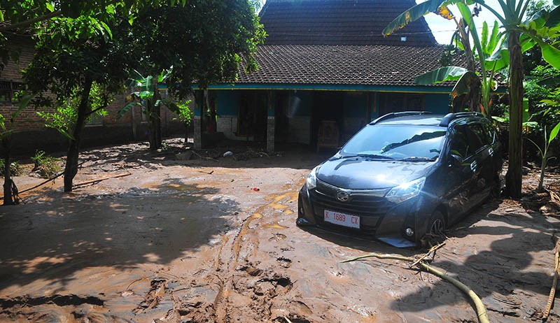 Mobil Pelat Putih Hanyut Diterjang Banjir Bandang di Desa Tunjungrejo Pati - Bagian 1