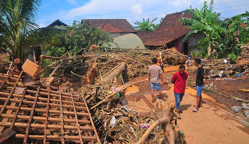Mobil Pelat Putih Hanyut Diterjang Banjir Bandang di Desa Tunjungrejo Pati - Bagian 3