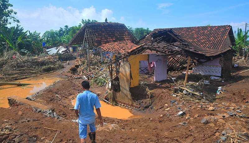 Mobil Pelat Putih Hanyut Diterjang Banjir Bandang di Desa Tunjungrejo Pati - Bagian 2