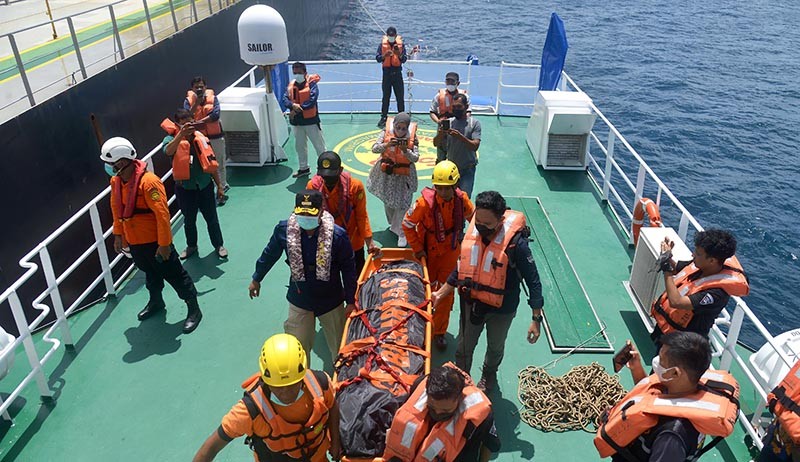 Foto Tim SAR Evakuasi Jenazah Warga Filipina di Tengah Laut Aceh Besar - Bagian 2