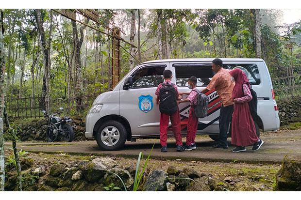 title Viral, Kisah Guru yang Rogoh Kocek Sendiri untuk Antar Jemput Siswa Setiap Hari Viral, Kisah Guru yang Rogoh Kocek Sendiri untuk Antar Jemput Siswa Setiap Hari