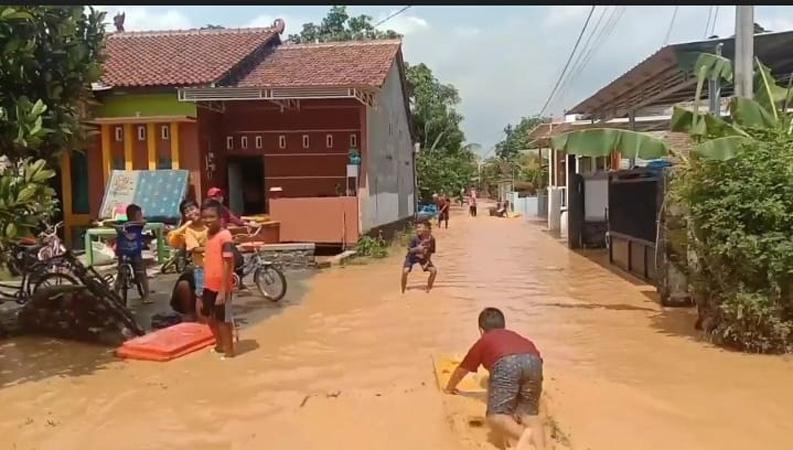  Banjir Bandang Terjang Pati, Ganjar : Tolong Orangnya, Segera Perbaiki Tanggul Jebol