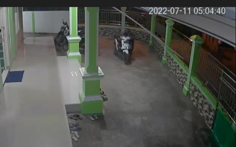 Pria Berpeci Terekam CCTV Curi Motor Jemaah Sholat Subuh di Masjid