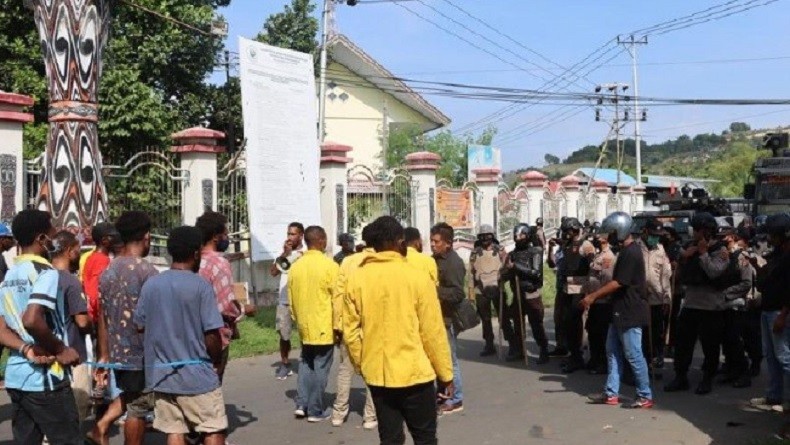 TNI-Polri Bubarkan Demonstran dari Petisi Rakyat Papua di Abepura dan Heram