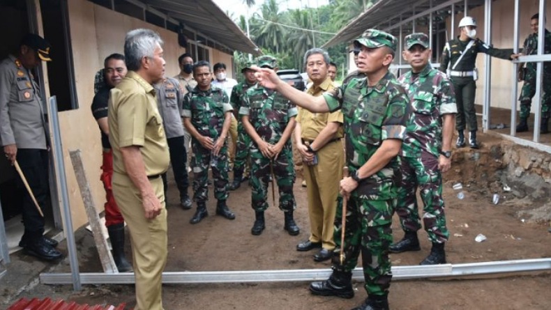 Danrem 131/Santiago Tinjau Bangunan Huntara bagi Korban Abrasi Pantai Amurang