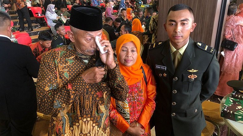 title Anaknya Lolos Jadi Perwira TNI AD, Petani Ini Tak Kuasa Menahan Tangis Anaknya Lolos Jadi Perwira TNI AD, Petani Ini Tak Kuasa Menahan Tangis