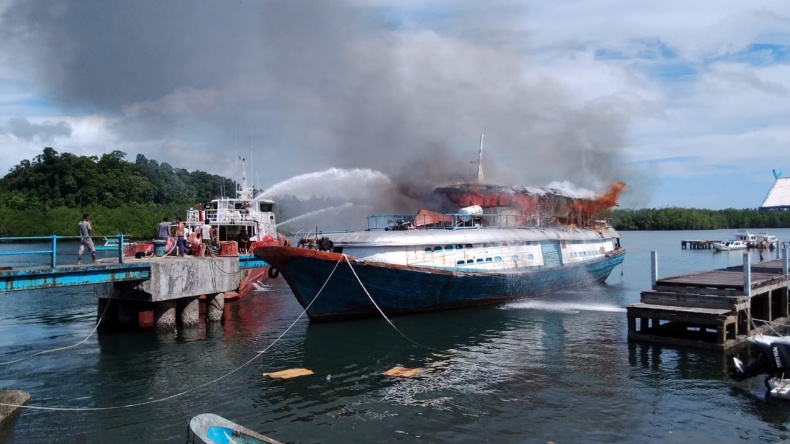 Kapal Penumpang Beriloga Milik Pemda Mentawai Terbakar