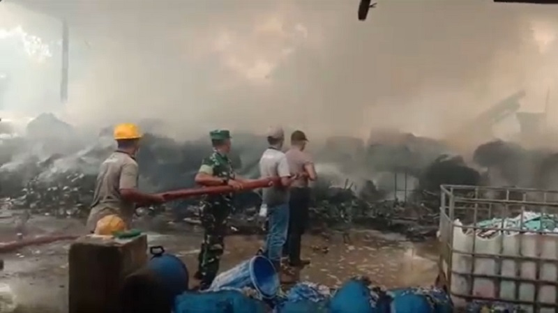 Pabrik Pengolahan Limbah di Mojokerto Hangus Terbakar, Karyawan Panik