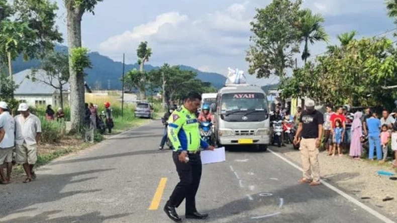 Mobil Tabrak Truk Semen di Bukittinggi, Sopir Tewas
