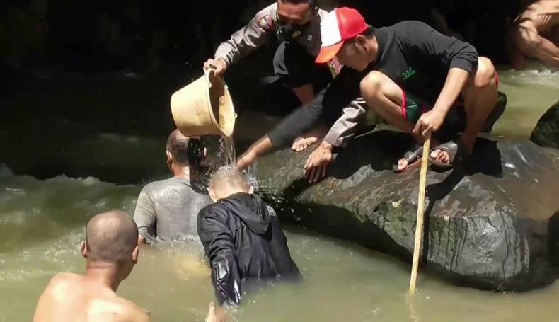 Salut, Polisi di Subang Rutin Mandikan ODGJ, Penyembuhan dengan Sentuhan Cinta