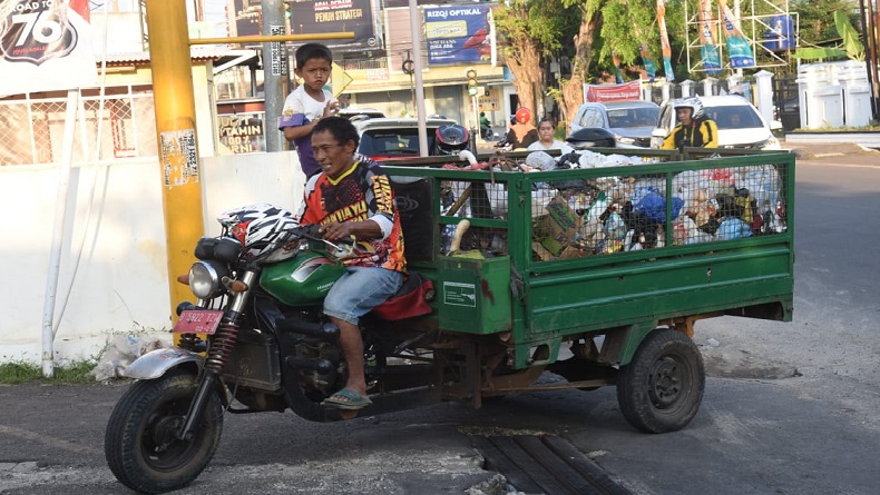 Kisah Mang Budi Petugas Sampah Rawat Bayi yang Dibuang di TPA Panembong Subang