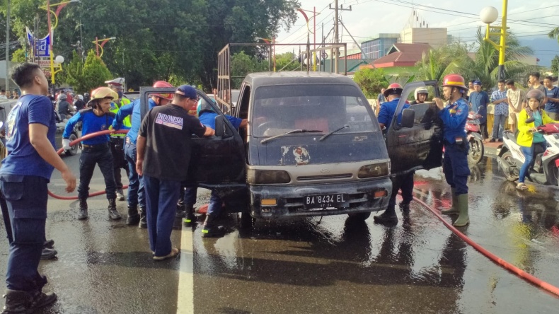 Diduga Korsleting, Mobil Pikap Terbakar di Jalanan Kota Padang