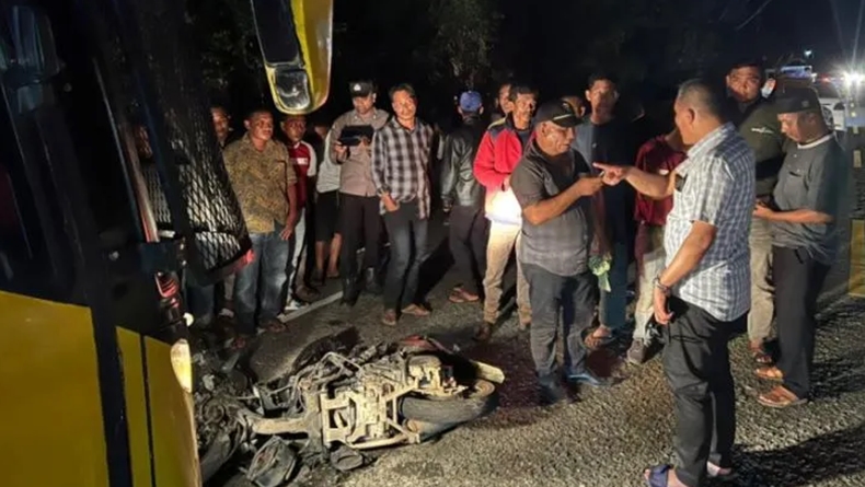 Brak! Ngebut hingga Oleng, 2 Pemuda di Aceh Tewas Ditabrak Bus