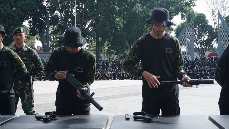 Ribuan Mahasiswa Uniga Selesai Pendidikan Bela Negara, Terampil Bongkar Pasang Senjata