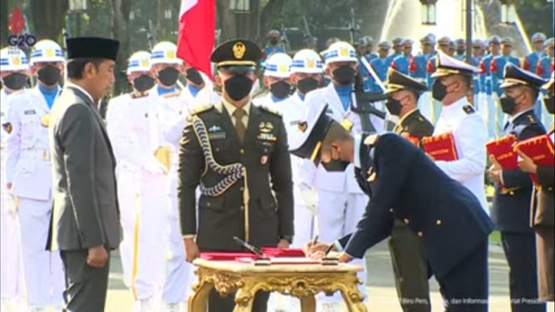 Presiden Jokowi Lantik Perwira TNI dan Polri Tahun 2022 di Istana Merdeka