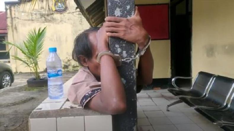 Pria Diduga ODGJ Tenteng Bambu Ngamuk dalam Bank di Kendari, 1 Pegawai Terluka