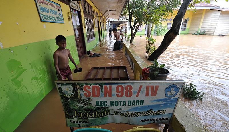 Diguyur Hujan Selama 4 Jam, Rumah dan Sekolah Terendam Banjir di Kota Baru Jambi - Bagian 2