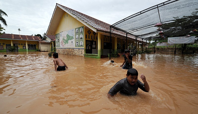 Diguyur Hujan Selama 4 Jam, Rumah dan Sekolah Terendam Banjir di Kota Baru Jambi - Bagian 1