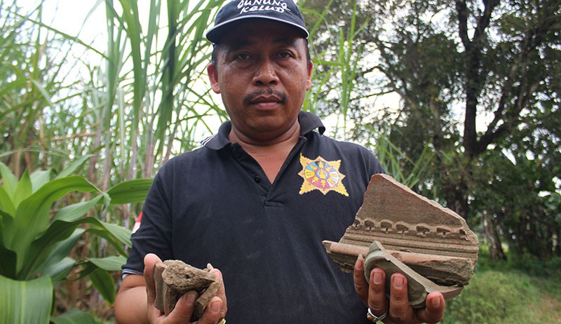 Gali Tanah Makam, Pria Ini Temukan Benda Kuno Berlambang Burung Garuda - Bagian 2